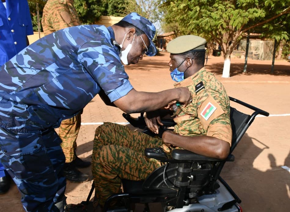 Le Chef d'Etat-Major remettant la Croix du Combattant au blessé de guerre à l'Adjudant OUATTARA Yazouma