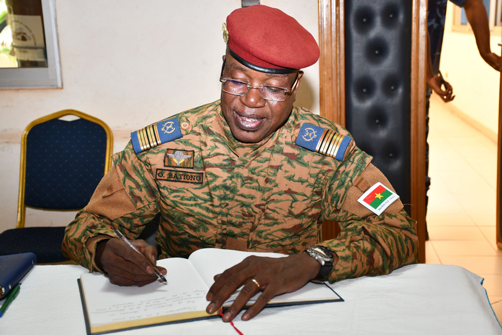 Le Colonel-major BATIONO Omer signe le livre d'or de la Gendarmerie Nationale