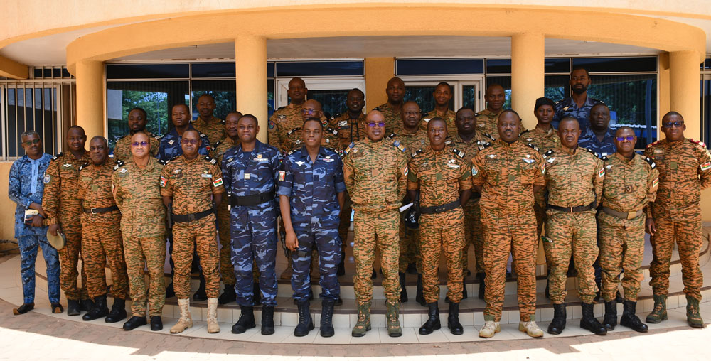 Photo de famille, le Ministre de la sécurité (milieu) avec les officiers de Gendarmerie Nationale