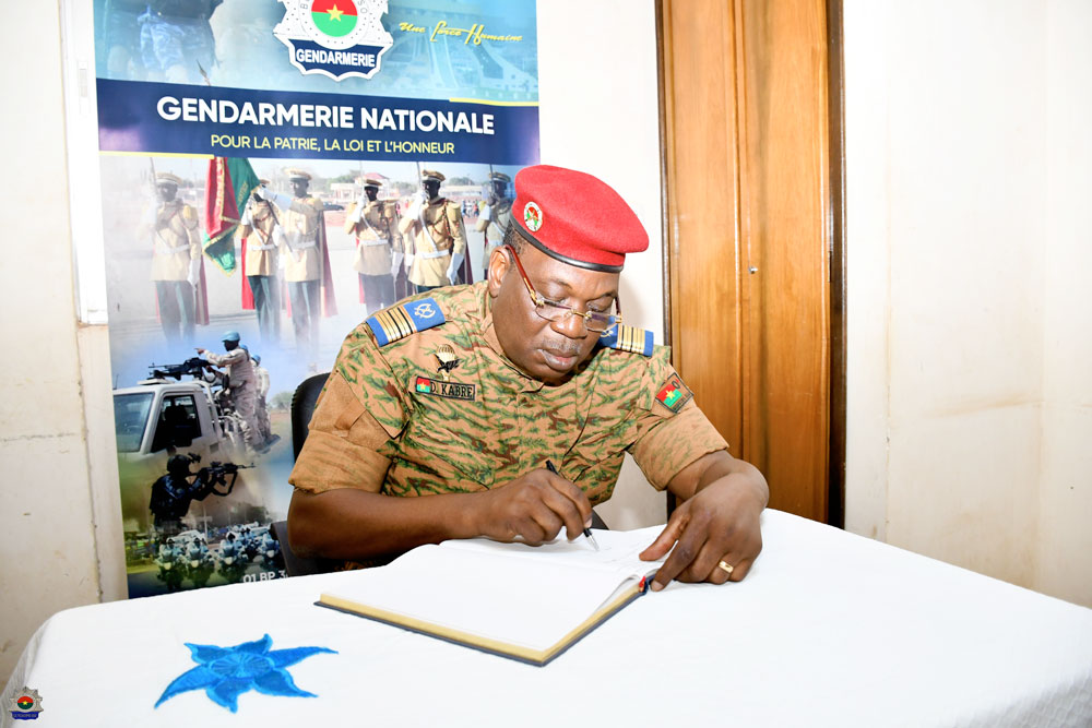 Le Colonel-Major KABRE signant le livre d'or de la Gendarmerie Nationale