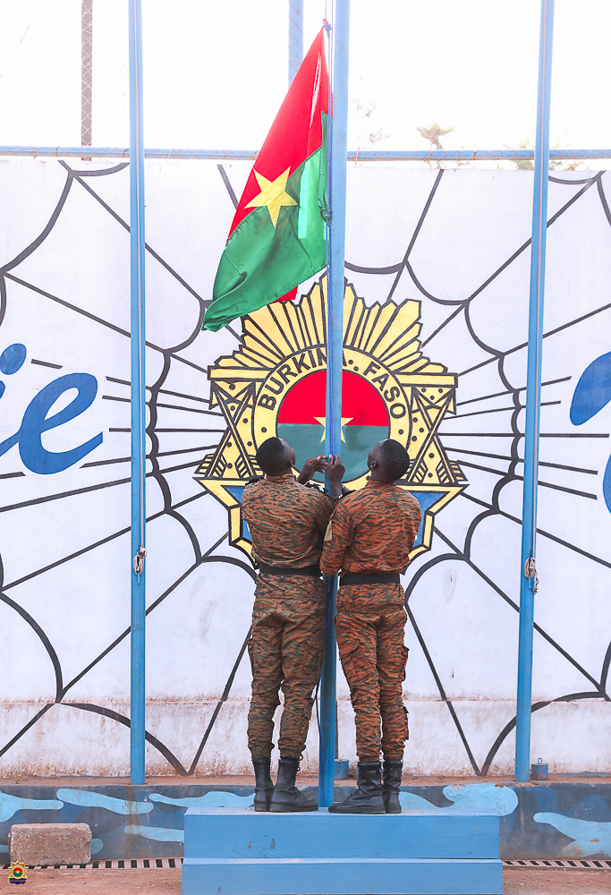 Cérémonie de montée des couleurs de la Place d’Armes de Ouagadougou : la Gendarmerie nationale reçoit pour la deuxième fois l’ensemble des forces de défense de la garnison.