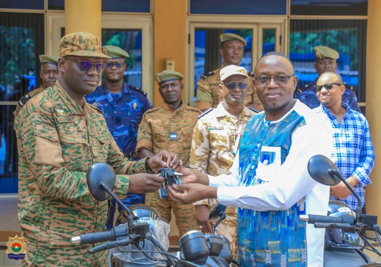 Renforcement des capacités opérationnelles des Forces de Défense et de Sécurité: la Gendarmerie Nationale bénéficie d’une centaine de motocyclettes pour la sécurisation du pays.