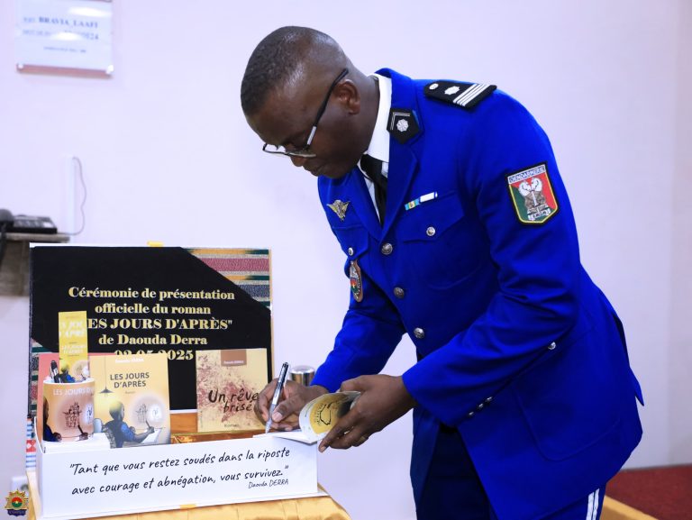 Promotion de la littérature dans les rangs des Forces Armées Nationales : « Les jours d’après » du Chef d’Escadron DERRA Daouda officiellement présenté au public.