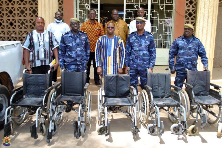 Quatrième Legion de gendarmerie : don de fauteuils roulants au Centre hospitalier régional de Dori