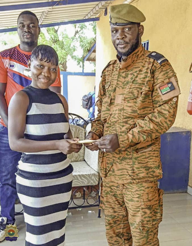 Soutien aux veuves et orphelins des FDS :   l’artiste musicienne et créatrice de contenu Fabienne DIPAMA  offre une enveloppe de 500 000 à la Direction de l’Action Sociale et des Blessés en Opération de la Gendarmerie Nationale.