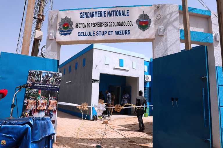 Renforcement du lien Armée-Nation : Sa Majesté le Wogdgo Razang Naaba Poulma, PDG des caves POULMA, offre un bâtiment rénové à la Cellule Stupéfiants et Mœurs de la Section de Recherches de Ouagadougou