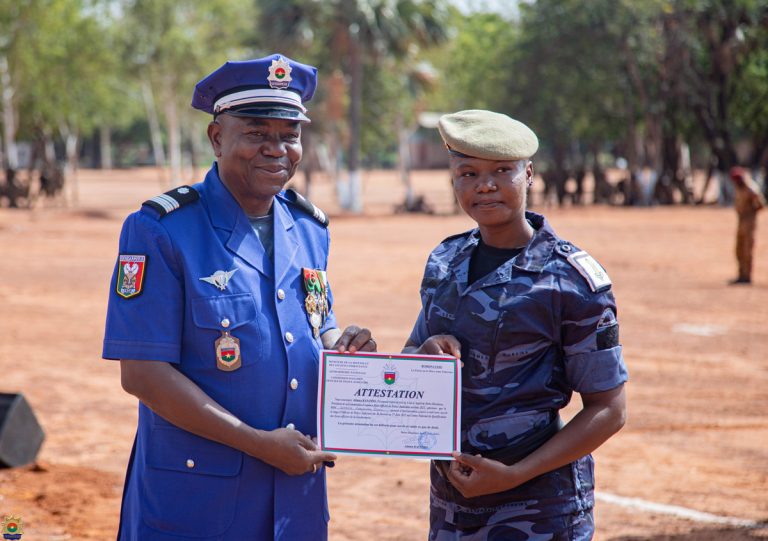 Centre National de Qualification des Sous-officiers de la Gendarmerie :  la 27ème promotion des Officiers de Police Judiciaire de la Gendarmerie reçoivent leurs attestations de fin de formation.