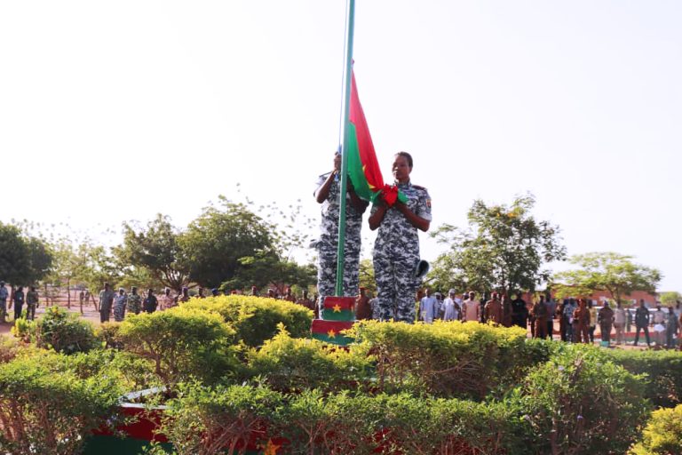 Cérémonie trimestrielle de montée des couleurs des FDS : Cohésion et engagement sous le drapeau national