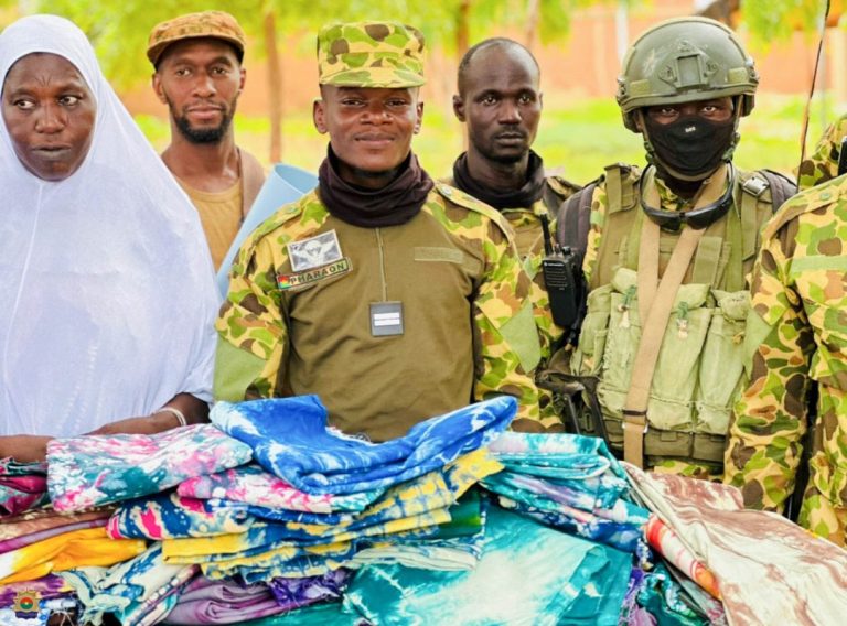 Résilience à Falagountou : le détachement de Gendarmerie forme 160 femmes en fabrication de pagnes « Koko donda ».