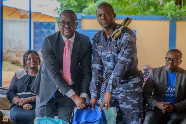 Direction de l’action sociale et des blessés en opération de la Gendarmerie nationale : Ecobank apporte des vivres et des kits scolaires aux veuves et orphelins des héros de la nation.