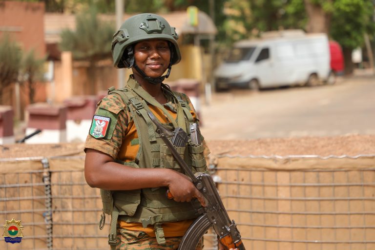 Hommage solennel de l&rsquo;Adjudant Chef Major à la retraite BONDE Loyapi Germain membre de l&rsquo;ADAGE à Dédougou au personnel féminin de la Gendarmerie nationale du Burkina Faso.