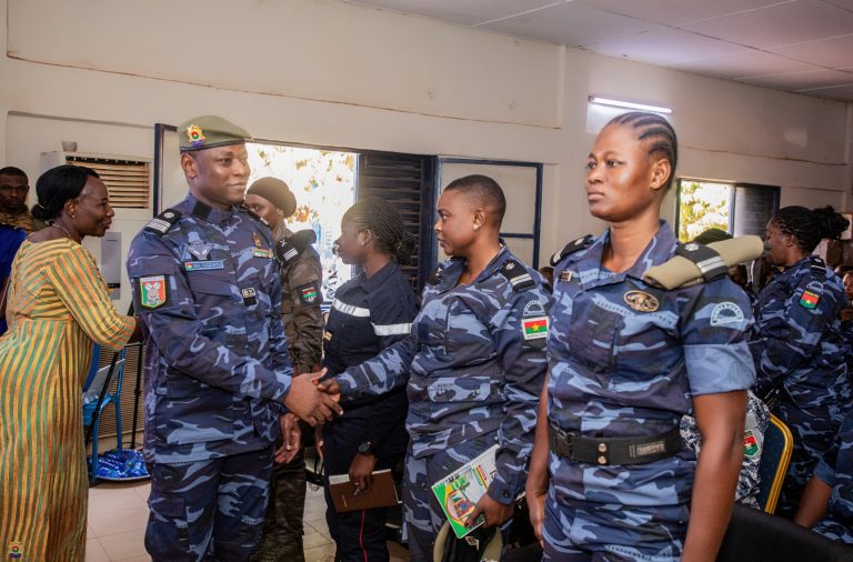 Commémoration du 08 mars à l’État-major de la Gendarmerie nationale : le personnel féminin de la résidence de Ouagadougou renforce la cohésion avec leurs homologues des autres composantes des FDS.