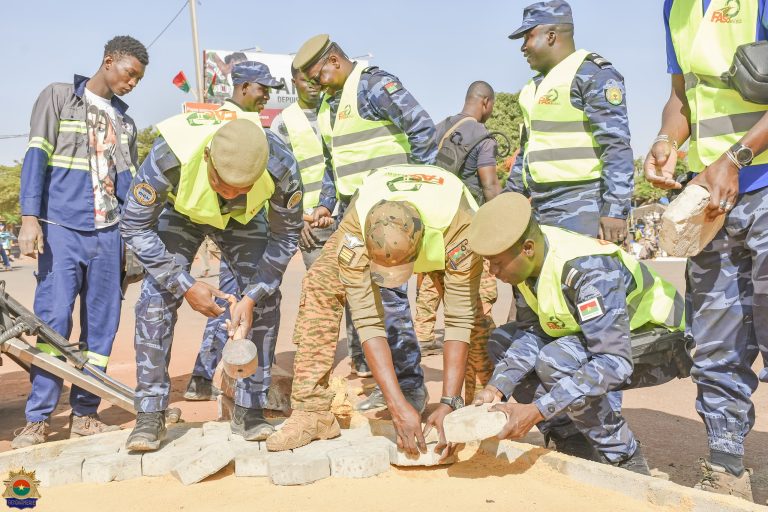 Commandement des Ecoles et Centres de Perfectionnement de la Gendarmerie Nationale : le personnel apporte son soutien à l’Agence Faso Mêbo à Bobo-Dioulasso.