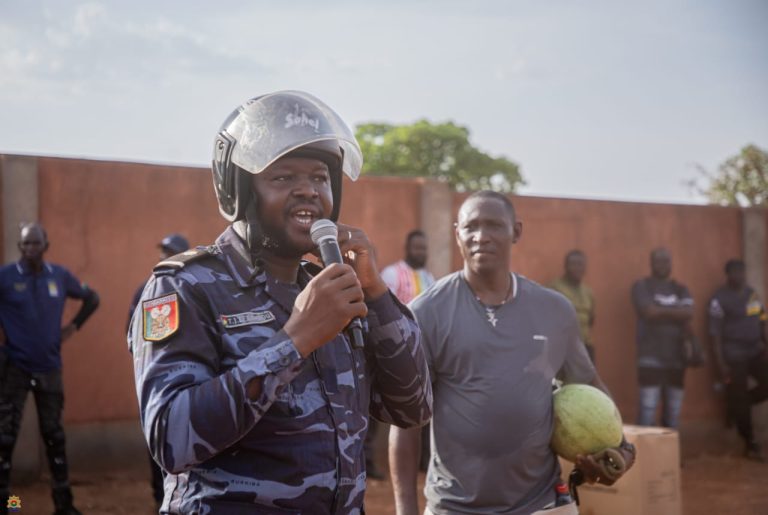 Sécurité routière et partenariat stratégique : la Gendarmerie nationale renforce la prévention au profit des travailleurs et des populations riveraines de la mine d’or de Kiaka