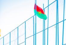 Cรฉrรฉmonie mensuelle de montรฉe des couleurs de la Garnison